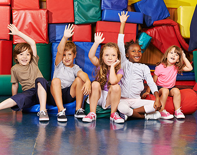 Starke Kinder beim Seilziehen