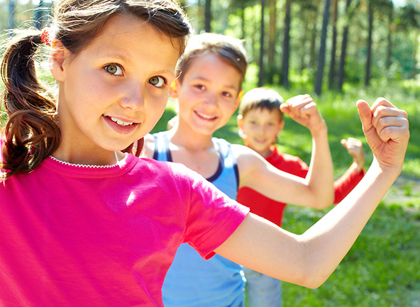 3 starke Kinder beim Powerposing