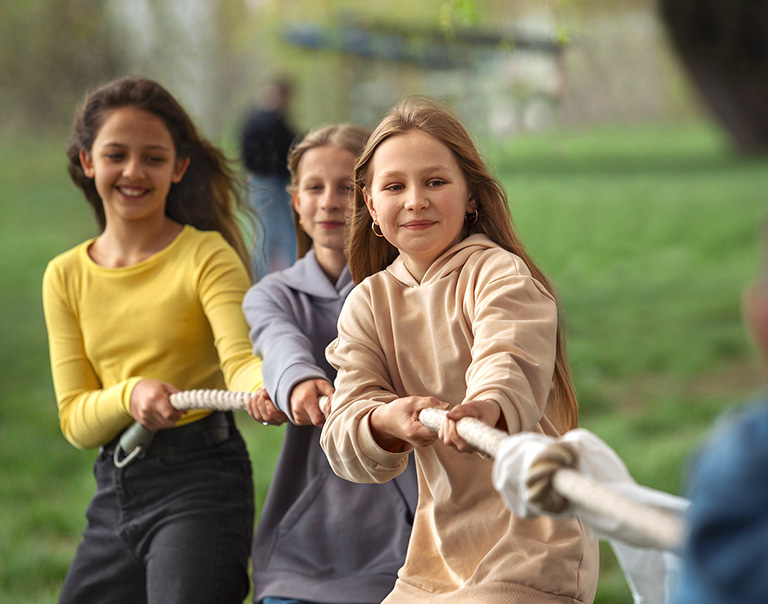 Begeisterte Kindern melden sich beim Selbstbehauptungstraining